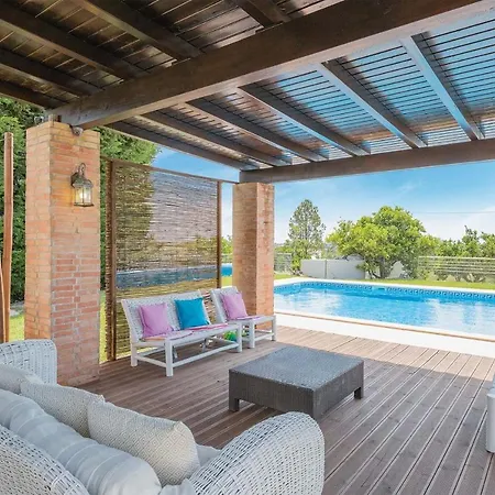 Villa Sleeps 10 Air Con Wifi Pereiras